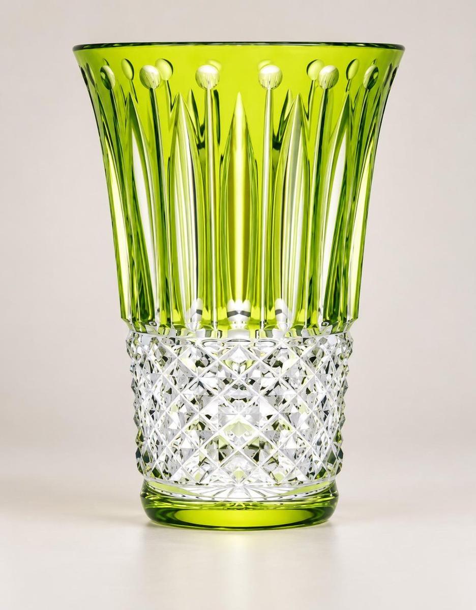 Vase en cristal taillé vert